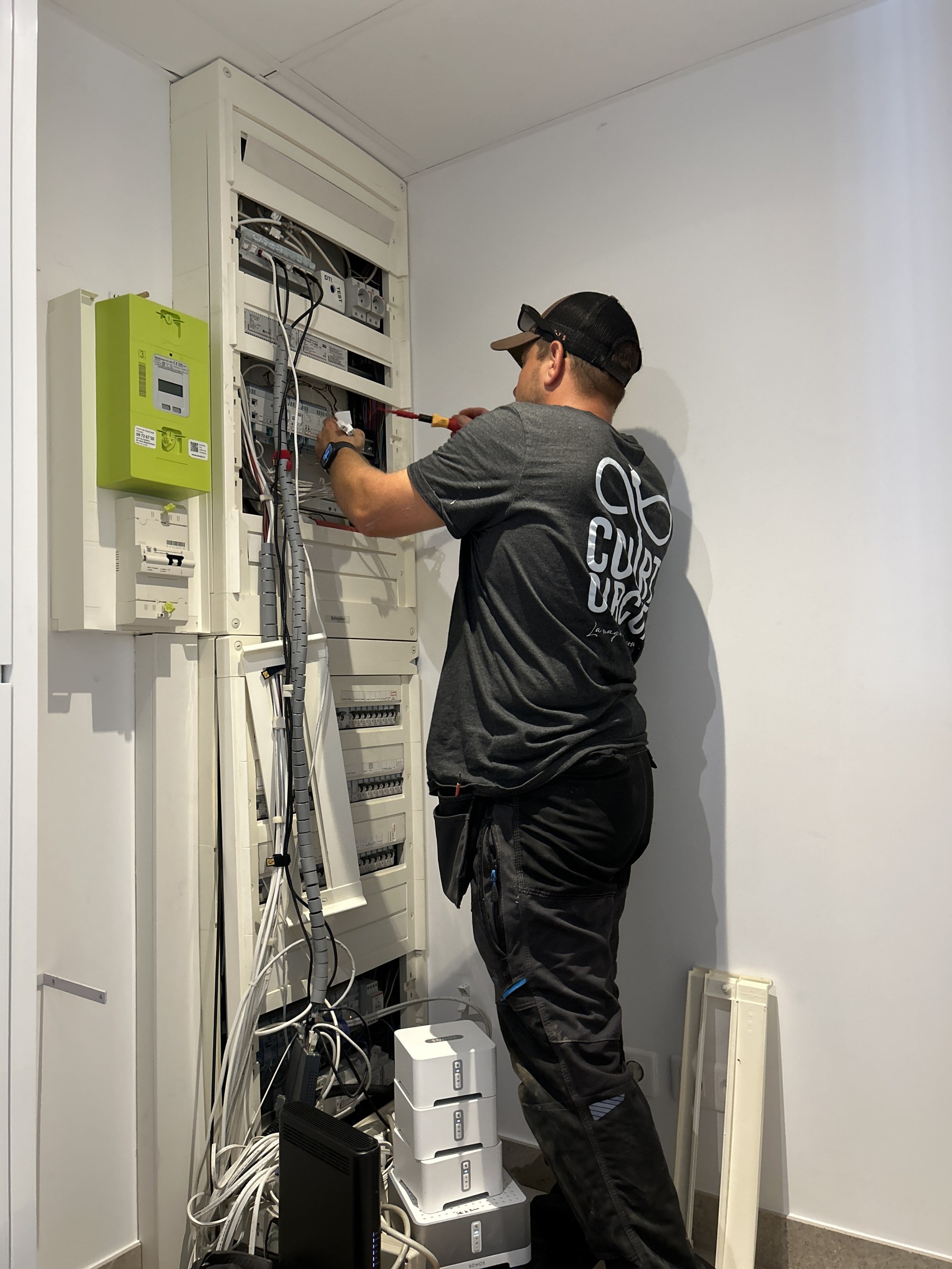 Électricien Courtcircuit intervenant sur un tableau électrique